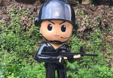 草坪玻璃钢警察雕塑