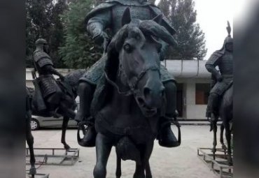 广场骑马人物铜雕