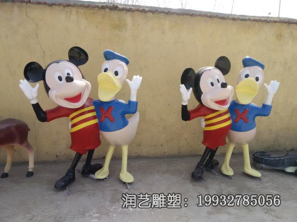 学校玻璃钢唐老鸭卡通雕塑 学校玻璃钢唐老鸭卡通雕塑