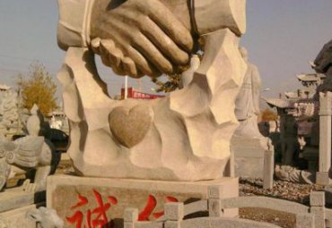 广场握手景观石雕