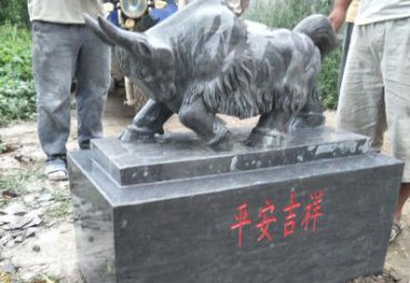 草坪牛动物石雕