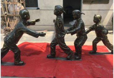 小区老鹰捉小鸡人物铜雕