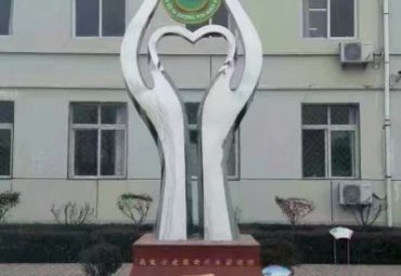 学校不锈钢爱心景观雕塑