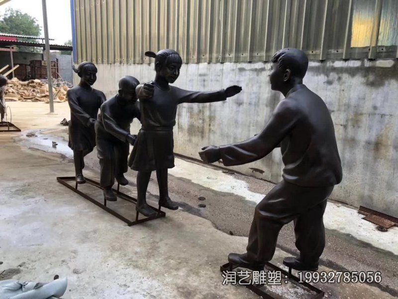 商业街老鹰捉小鸡铜雕 商业街老鹰捉小鸡铜雕