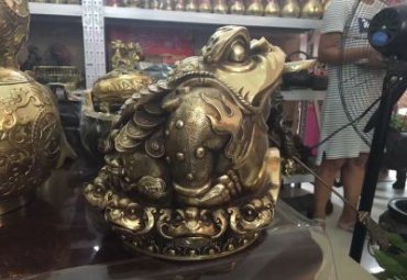草坪金蟾铜雕
