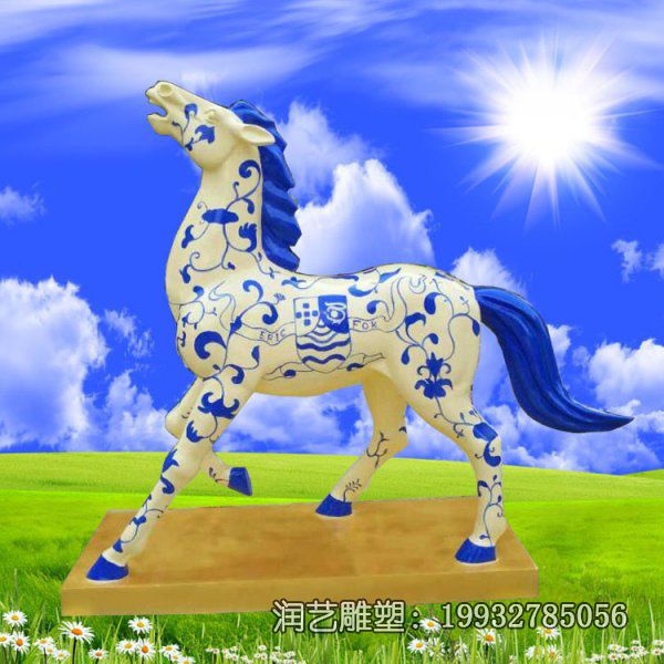 草坪玻璃钢马雕塑 草坪玻璃钢马雕塑