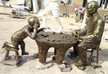 游乐场下棋人物铜雕