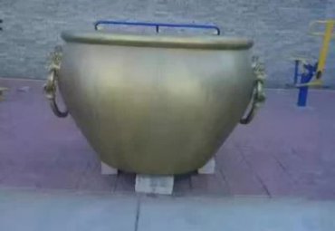 草坪水缸铜雕