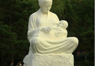 游乐场母子人物石雕