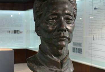 草坪鲁迅人物铜雕