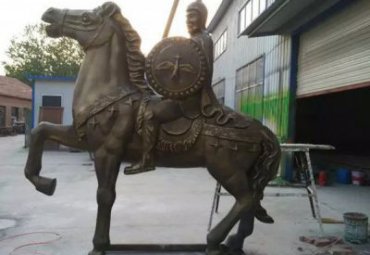 学校骑马持剑人物铜雕