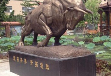 游乐场牛动物铜雕