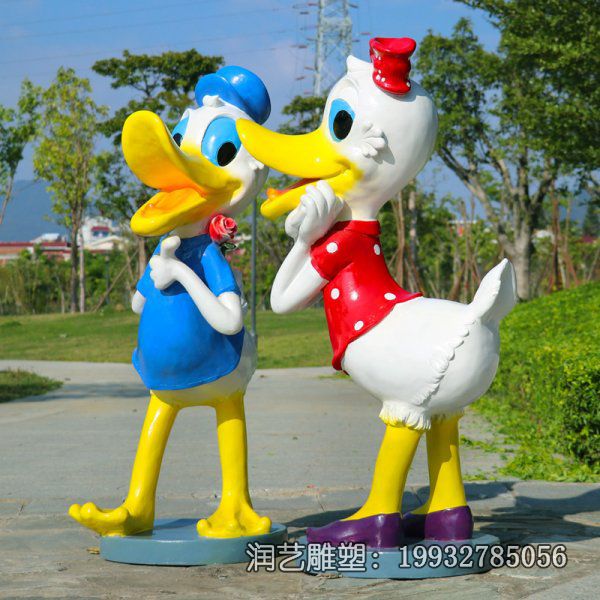 商业街玻璃钢唐老鸭雕塑 商业街玻璃钢唐老鸭雕塑