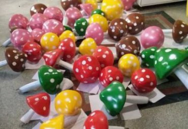 草坪玻璃钢彩色蘑菇雕塑