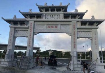 广场门口牌坊石雕