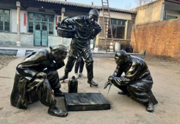 商业街下棋人物铜雕