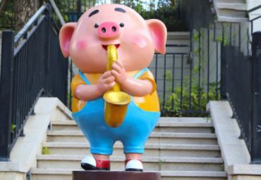 公园玻璃钢猪卡通雕塑