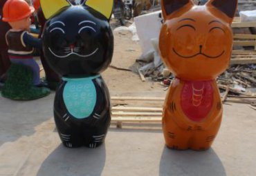 广场玻璃钢猫雕塑