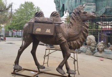 小区骆驼动物铜雕