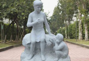 学校讲故事校园人物石雕