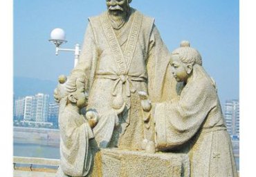 广场孔融让梨石雕