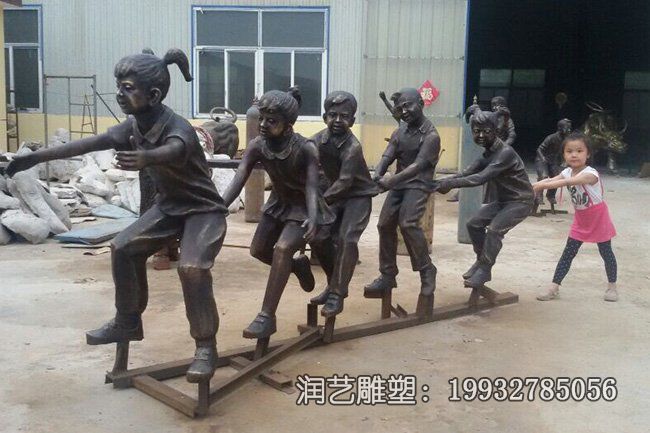 城市老鹰捉小鸡人物铜雕 城市老鹰捉小鸡人物铜雕