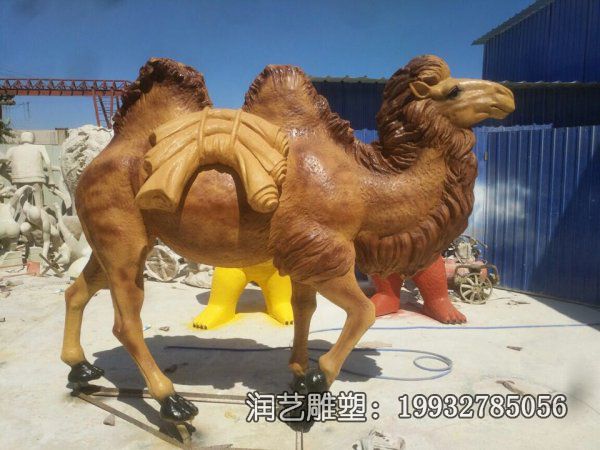草坪玻璃钢骆驼雕塑 草坪玻璃钢骆驼雕塑