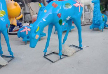 医院玻璃钢梅花鹿动物雕塑