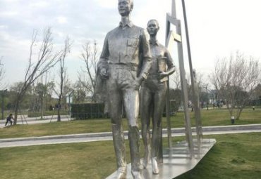 商业街不锈钢抽象走路雕塑