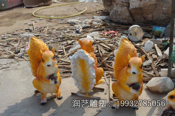 城市玻璃钢松鼠动物雕塑 城市玻璃钢松鼠动物雕塑