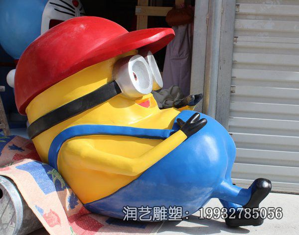 学校玻璃钢小黄人卡通雕塑 学校玻璃钢小黄人卡通雕塑