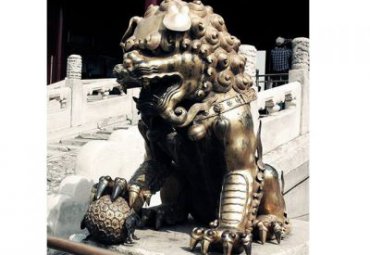 城市踩球狮子动物铜雕