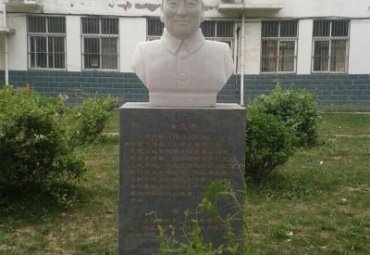 学校黄炎培校园人物石雕
