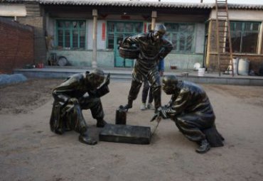 草坪下棋人物铜雕