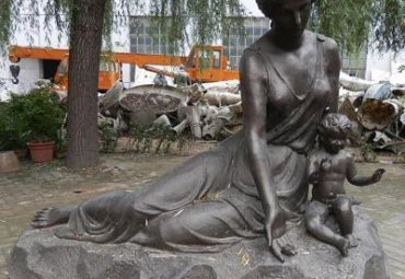 游乐场母子人物铜雕