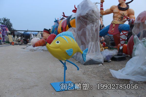 商业街玻璃钢彩绘鱼雕塑 商业街玻璃钢彩绘鱼雕塑
