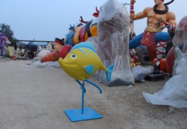 商业街玻璃钢彩绘鱼雕塑