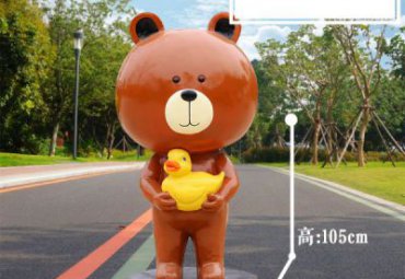 广场玻璃钢抱鸭布朗熊雕塑