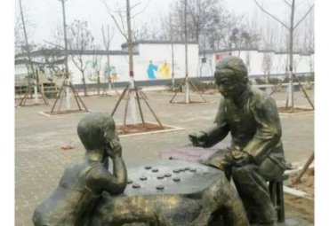 草坪下棋人物铜雕