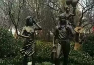广场一家人人物铜雕