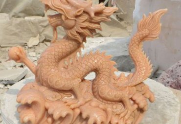 草坪晚霞红龙动物石雕