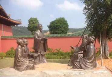 广场孔子讲学铜雕