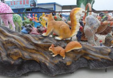 游乐场玻璃钢松鼠雕塑