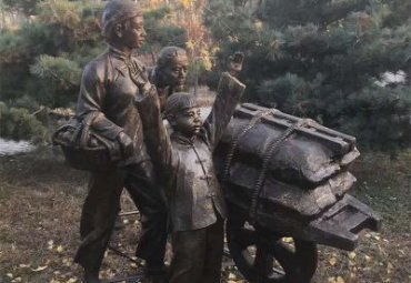医院一家人人物铜雕