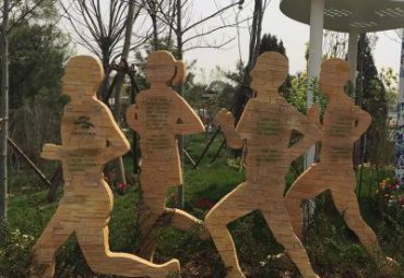 医院不锈钢跑步雕塑