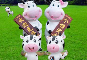 广场玻璃钢奶牛动物雕塑