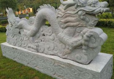 草坪龙动物石雕