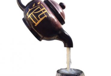草坪玻璃钢茶壶景观雕塑