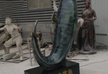 广场鱼动物石雕