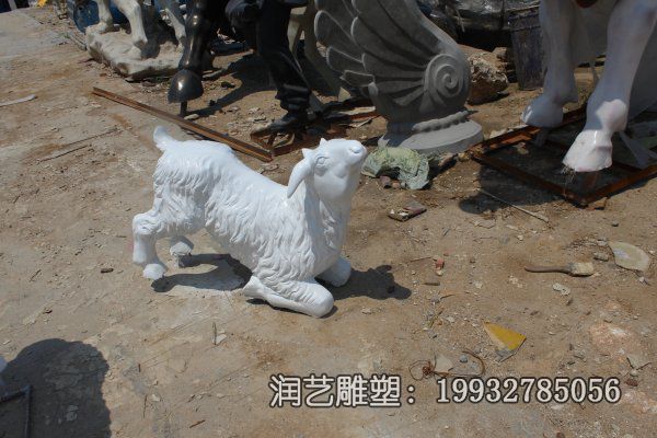 学校玻璃钢跪姿羊动物雕塑 学校玻璃钢跪姿羊动物雕塑